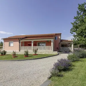  Ferienhaus Linda In Lovrinići